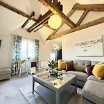 Warehouse Apartment-1 King Bed Sleeps 2 شقة *