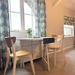 Warehouse Apartment-1 King Bed Sleeps 2 דירה *