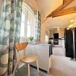 Warehouse Apartment-1 King Bed Sleeps 2 דירה