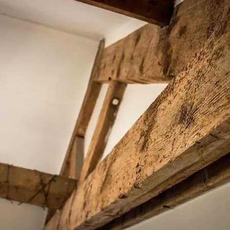 Warehouse Apartment-1 King Bed Sleeps 2 דירה *