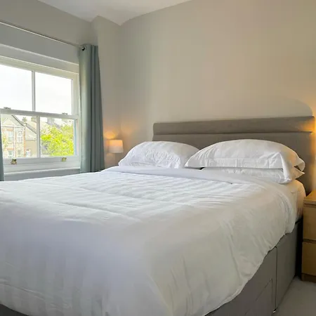 Warehouse Apartment-1 King Bed Sleeps 2 * אולברסטון