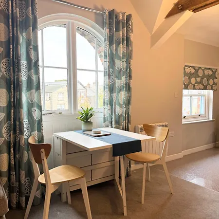 Apartment Warehouse Apartment-1 King Bed Sleeps 2 *