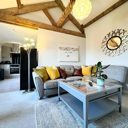 Warehouse Apartment-1 King Bed Sleeps 2 *