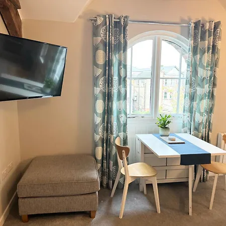 Warehouse Apartment-1 King Bed Sleeps 2 * אולברסטון