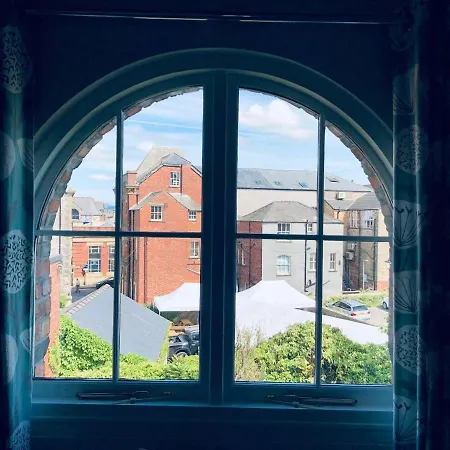 The Penthouse - 1 King Bed Sleeps 2 * Ulverston